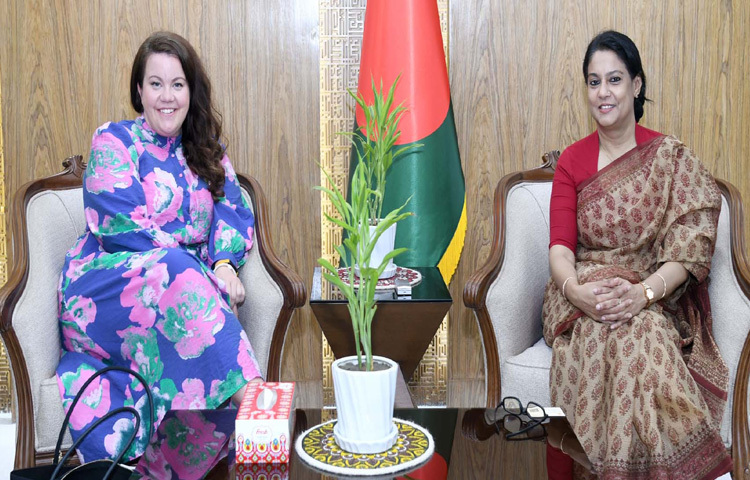 পরিবেশ, বন ও জলবায়ু পরিবর্তন উপদেষ্টা সৈয়দা রিজওয়ানা হাসানের সঙ্গে মন্ত্রণালয়ে তার অফিসকক্ষে সাক্ষাৎ করেন নরওয়ের স্টেট সেক্রেটারি স্টাইন রেনেট হাহিম। ছবি: পিআইডি