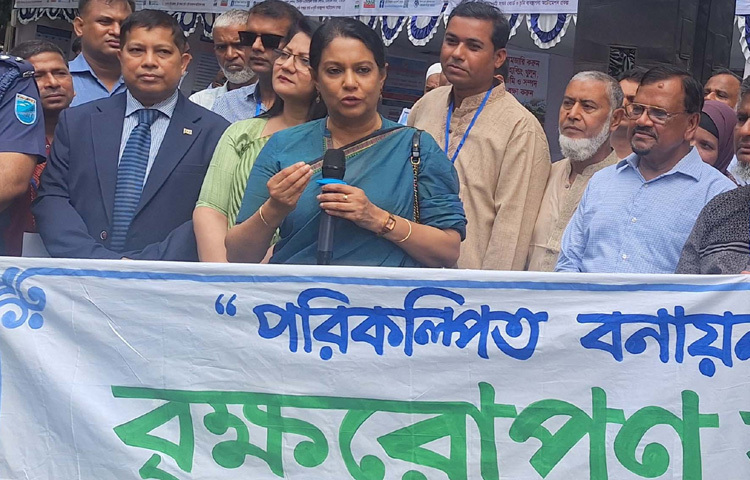 টাঙ্গাইল জেলা প্রশাসকের কার্যালয় প্রাঙ্গণে পাঁচ লাখ চারা রোপন কর্মসূচির উদ্বোধন অনুষ্ঠানে বক্তৃতা করেন পরিবেশ, বন ও জলবায়ু পরিবর্তন এবং পানি সম্পদ উপদেষ্টা সৈয়দা রিজওয়ানা হাসান। ছবি: পিআইডি