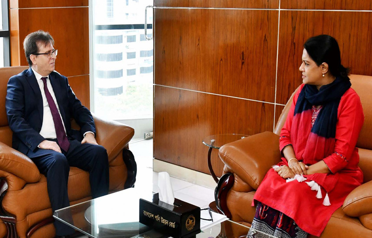 পানি সম্পদ এবং পরিবেশ, বন ও জলবায়ু পরিবর্তন উপদেষ্টা সৈয়দা রিজওয়ানা হাসানের সঙ্গে ঢাকায় গ্রিন রোডে পানি ভবনে তার অফিস কক্ষে সাক্ষাৎ করেন বাংলাদেশে নিযুক্ত তুরস্কের রাষ্ট্রদূত রামিস সেন। ছবি: পিআইডি