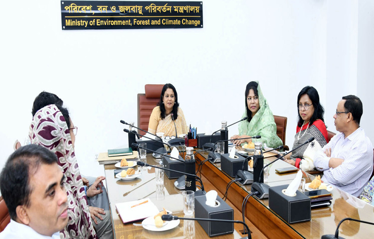 ঢাকায় মন্ত্রণালয়ের সভাকক্ষে কর্মকর্তা-কর্মচারীদের সঙ্গে ঈদ পরবর্তী শুভেচ্ছা বিনিময় করেন পরিবেশ, বন ও জলবায়ু পরিবর্তন উপদেষ্টা সৈয়দা রিজওয়ানা হাসান। ছবি: পিআইডি