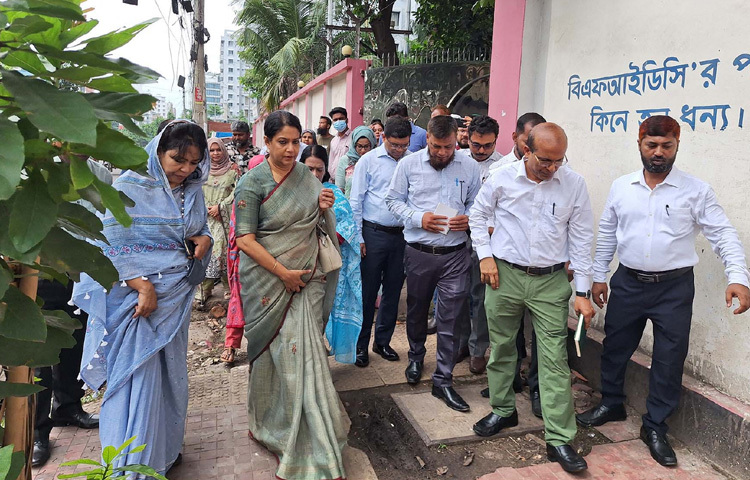রাজধানীর মিরপুরে বাংলাদেশ বনশিল্প উন্নয়ন করপোরেশনের ক্যাবিনেট ম্যানুফ্যাকচারিং প্ল্যান্টে শো-রুম স্থাপনের জন্য সাইট পরিদর্শন করেন পরিবেশ, বন ও জলবায়ু পরিবর্তন এবং পানি সম্পদ উপদেষ্টা সৈয়দা রিজওয়ানা হাসান। ছবি: পিআইডি
