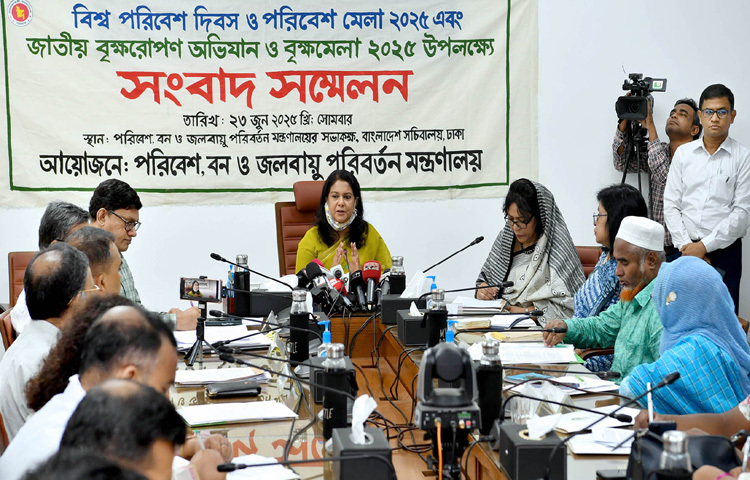 মন্ত্রণালয়ের সভাকক্ষে বিশ্ব পরিবেশ দিবস ও পরিবেশ মেলা এবং জাতীয় বৃক্ষরোপণ অভিযান ও বৃক্ষমেলা উপলক্ষ্যে আয়োজিত সংবাদ সম্মেলনে ব্রিফ করেন পরিবেশ, বন ও জলবায়ু পরিবর্তন উপদেষ্টা সৈয়দা রিজওয়ানা হাসান। ছবি: পিআইডি