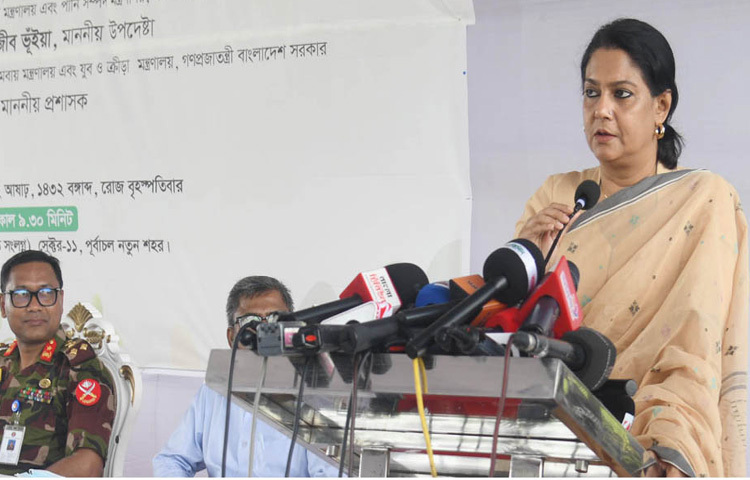 ঢাকায় পূর্বাচলে বনায়ন কর্মসূচির উদ্বোধন অনুষ্ঠানে বক্তৃতা করেন পরিবেশ, বন ও জলবায়ু পরিবর্তন উপদেষ্টা সৈয়দা রিজওয়ানা হাসান। ছবি: পিআইডি