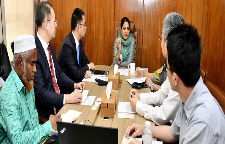 মন্ত্রণালয়ের সম্মেলনকক্ষে বায়ুদূষণ নিয়ন্ত্রণ বিষয়ে চীনের বিশেষজ্ঞ টিমের সঙ্গে মতবিনিময় সভায় বক্তৃতা করেন পরিবেশ, বন ও জলবায়ু পরিবর্তন উপদেষ্টা সৈয়দা রিজওয়ানা হাসান। ছবি: পিআইডি