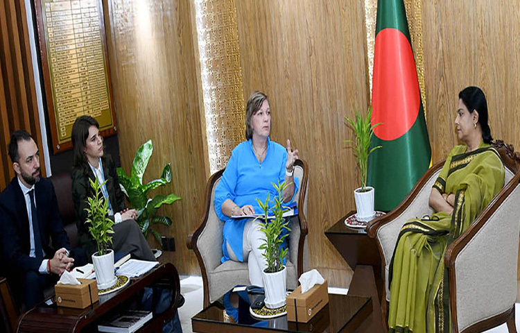 পরিবেশ, বন ও জলবায়ু পরিবর্তন উপদেষ্টা সৈয়দা রিজওয়ানা হাসানের সঙ্গে মন্ত্রণালয়ে তার অফিসকক্ষে ইউনিসেফ বাংলাদেশের প্রতিনিধি রানা ফ্লাউয়ারসের নেতৃত্বে প্রতিনিধিদল সাক্ষাৎ করেন। ছবি: পিআইডি
