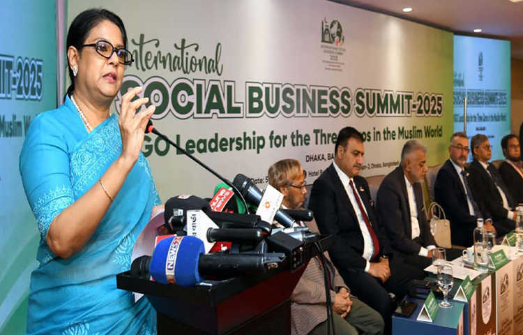 ঢাকায় গুলশানে একটি হোটেলে ইন্টারন্যাশনাল সোশ্যাল বিজনেস সামিট ২০২৫: এনজিও লিডারশিপ ফর দ্য থ্রি জিরোস ইন দ্য মুসলিম ওয়ার্ল্ড বিষয়ক অনুষ্ঠানে প্রধান অতিথির বক্তৃতা করেন পরিবেশ, বন ও জলবায়ু পরিবর্তন এবং পানি সম্পদ উপদেষ্টা সৈয়দা রিজওয়ানা হাসান। ছবি: পিআইডি