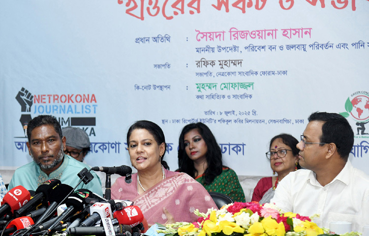 ঢাকার সেগুনবাগিচায় ঢাকা রিপোর্টার্স ইউনিটি’র শফিকুল কবির মিলনায়তনে নেত্রকোনা সাংবাদিক ফোরাম আয়োজিত ‘হাওরের সংকট ও সম্ভাবনা’ শীর্ষক সেমিনারে প্রধান অতিথির বক্তৃতা করেন পানি সম্পদ এবং পরিবেশ, বন ও জলবায়ু পরিবর্তন উপদেষ্টা সৈয়দা রিজওয়ানা হাসান। ছবি: পিআইডি