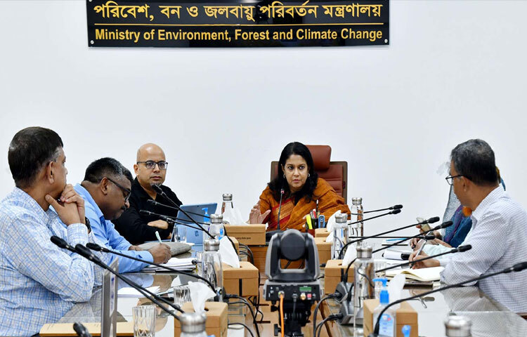 মন্ত্রণালয়ের সভাকক্ষে রেমা-কালেঙ্গা সংরক্ষিত বনের অনলাইন মনিটরিং বিষয়ক সভায় সভাপতির বক্তৃতা করেন পরিবেশ, বন ও জলবায়ু পরিবর্তন উপদেষ্টা সৈয়দা রিজওয়ানা হাসান। ছবি: পিআইডি