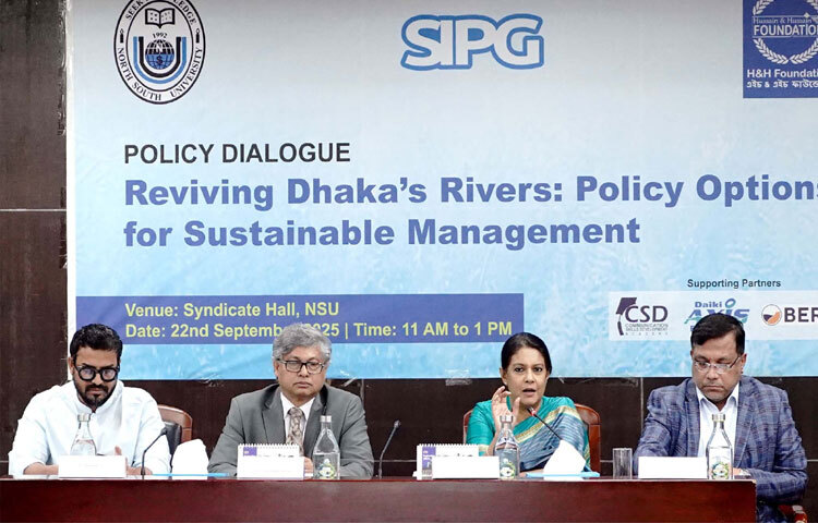রাজধানীর বসুন্ধরায় নর্থ সাউথ ইউনিভার্সিটিতে ‘রিভাইভিং ঢাকা’স রিভার: পলিসি অপশন ফর সাসটেইনেবল ম্যানেজমেন্ট’ শীর্ষক পলিসি ডায়ালগে প্রধান অতিথির বক্তৃতা করেন পানি সম্পদ এবং পরিবেশ, বন ও জলবায়ু পরিবর্তন উপদেষ্টা সৈয়দা রিজওয়ানা হাসান। ছবি: পিআইডি