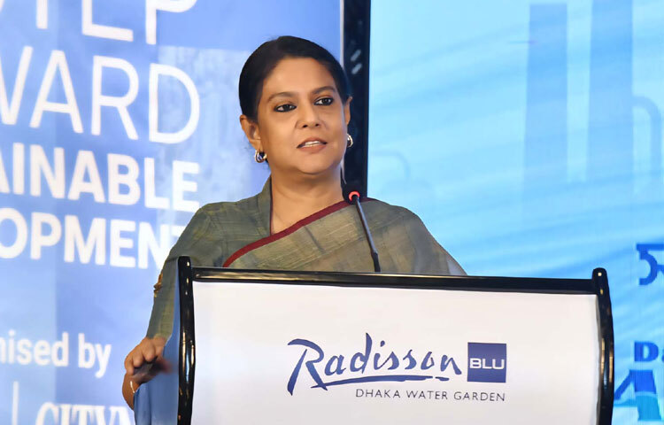 ঢাকায় হোটেল র‍্যাডিসন ব্লু ওয়াটার গার্ডেনে ‘নির্মিত/নির্মাণাধীন ভবনসমূহে সেপটিক ট্যাংক/এসটিপি স্থাপন’ বিষয়ক অংশীজনের সভায় প্রধান অতিথির বক্তৃতা করেন পরিবেশ, বন ও জলবায়ু পরিবর্তন এবং পানি সম্পদ উপদেষ্টা সৈয়দা রিজওয়ানা হাসান। ছবি: পিআইডি