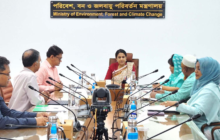 মন্ত্রণালয়ের সভাকক্ষে বার্ষিক উন্নয়ন কর্মসূচি বাস্তবায়ন অগ্রগতি পর্যালোচনা সভায় বক্তৃতা করেন পরিবেশ, বন ও জলবায়ু পরিবর্তন উপদেষ্টা সৈয়দা রিজওয়ানা হাসান। ছবি: পিআইডি