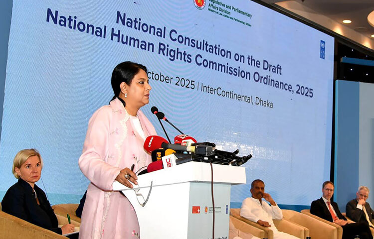 পরিবেশ, বন ও জলবায়ু পরিবর্তন উপদেষ্টা সৈয়দা রিজওয়ানা হাসান ঢাকায় হোটেল ইন্টারকন্টিনেন্টালে ‘জাতীয় মানবাধিকার কমিশন অধ্যাদেশ, ২০২৫ (খসড়া)’ বিষয়ক জাতীয় পরামর্শ সভায় বক্তৃতা করেন। ছবি: পিআইডি