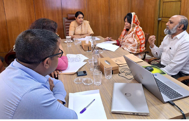 ঢাকায় মন্ত্রণালয়ের সভাকক্ষে বাংলাদেশ রাবার বোর্ডের উন্নয়ন এবং সার্বিক কার্যক্রম বিষয়ে পর্যালোচনা সভায় সভাপতিত্ব করেন পরিবেশ, বন ও জলবায়ু পরিবর্তন এবং পানি সম্পদ উপদেষ্টা সৈয়দা রিজওয়ানা হাসান। ছবি: পিআইডি