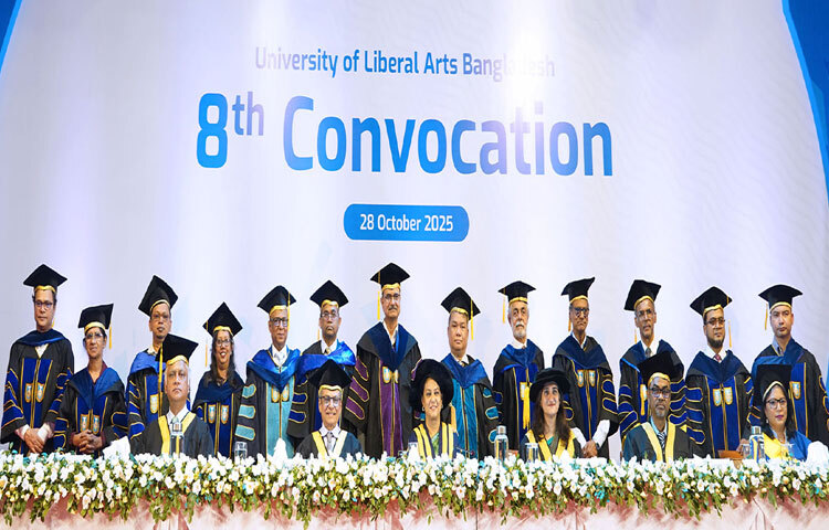 ঢাকায় রাজধানীর শেরে বাংলা নগরে বাংলাদেশ-চীন মৈত্রী আন্তর্জাতিক সম্মেলন কেন্দ্রে আয়োজিত ইউনিভার্সিটি অব লিবারেল আর্টস বাংলাদেশ এর ৮ম সমাবর্তন অনুষ্ঠানে অংশ নেন পরিবেশ, বন ও জলবায়ু পরিবর্তন এবং পানি সম্পদ উপদেষ্টা সৈয়দা রিজওয়ানা হাসান। ছবি: পিআইডি