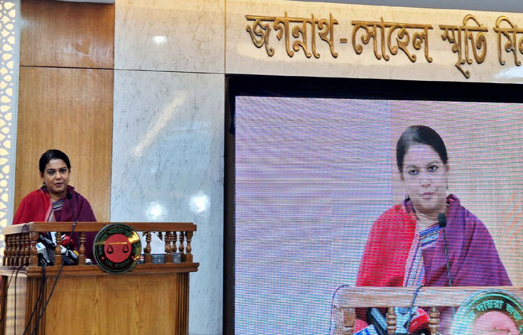 রাজধানীর মহানগর দায়রা জজ আদালত ভবনে অনুষ্ঠিত বিচার ব্যবস্থা আধুনিকায়ন ও বিচারপ্রার্থী জনগণের দুর্ভোগ লাঘবের লক্ষ্যে ই-পারিবারিক আদালতের উদ্বোধন অনুষ্ঠানে বক্তৃতা করেন পরিবেশ, বন ও জলবায়ু পরিবর্তন এবং পানি সম্পদ উপদেষ্টা সৈয়দা রিজওয়ানা হাসান। ছবি: পিআইডি
