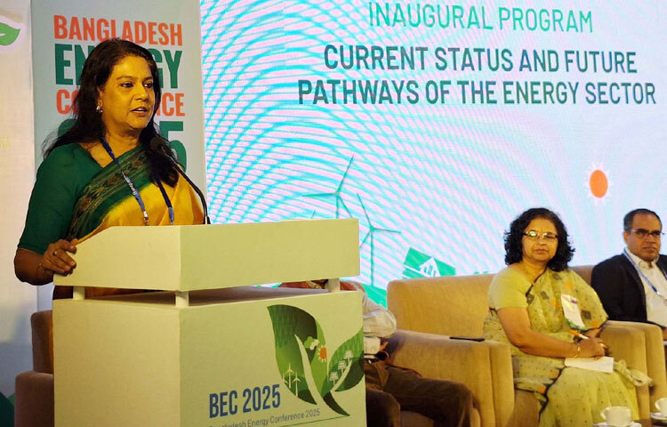 রাজধানীর বাংলাদেশ সামরিক যাদুঘরে ‘বাংলাদেশ এনার্জি কনফারেন্স ২০২৫’ এর ‘কারেন্ট স্ট্যাটাস অ্যান্ড ফিউচার পাথওয়েজ অফ দ্য এনার্জি সেক্টর’ শীর্ষক উদ্বোধন অধিবেশনে প্রধান অতিথির বক্তৃতা করেন পরিবেশ, বন ও জলবায়ু পরিবর্তন এবং পানি সম্পদ উপদেষ্টা সৈয়দা রিজওয়ানা হাসান। ছবি: পিআইডি