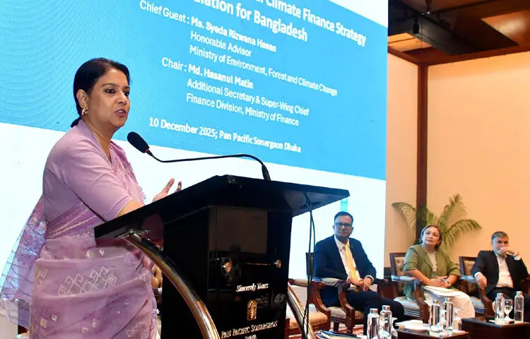 ঢাকায় প্যান প্যাসিফিক সোনারগাঁও হোটেলে ‘ন্যাশনাল ক্লাইমেট ফাইন্যান্স স্ট্র্যাটেজি ফর্মুলেশন ফর বাংলাদেশ’ শীর্ষক কর্মশালায় প্রধান অতিথির বক্তৃতা করেন পরিবেশ, বন ও জলবায়ু পরিবর্তন উপদেষ্টা সৈয়দা রিজওয়ানা হাসান। ছবি: পিআইডি