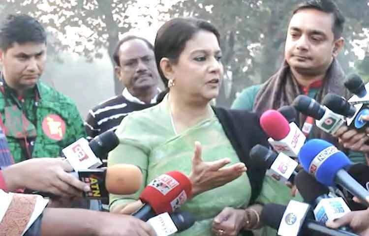 ঢাকায় সাভারে জাতীয় স্মৃতিসৌধে শহীদদের প্রতি শ্রদ্ধা জানাতে পুষ্পস্তবক অর্পণ শেষে সাংবাদিকদের ব্রিফ করেন তথ্য ও সম্প্রচার, পরিবেশ, বন ও জলবায়ু পরিবর্তন এবং পানি সম্পদ উপদেষ্টা সৈয়দা রিজওয়ানা হাসান। ছবি: পিআইডি