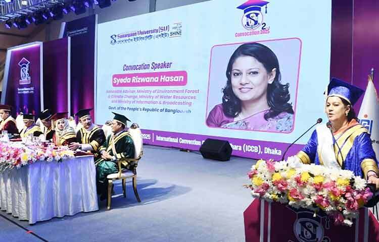 ঢাকায় আন্তর্জাতিক কনভেনশন সিটি বসুন্ধরায় অনুষ্ঠিত সোনারগাঁও ইউনিভার্সিটির দ্বিতীয় সমাবর্তন ২০২৫-এ সমাবর্তন বক্তৃতা করেন পরিবেশ, বন ও জলবায়ু পরিবর্তন, পানি সম্পদ এবং তথ্য ও সম্প্রচার উপদেষ্টা সৈয়দা রিজওয়ানা হাসান। ছবি: পিআইডি