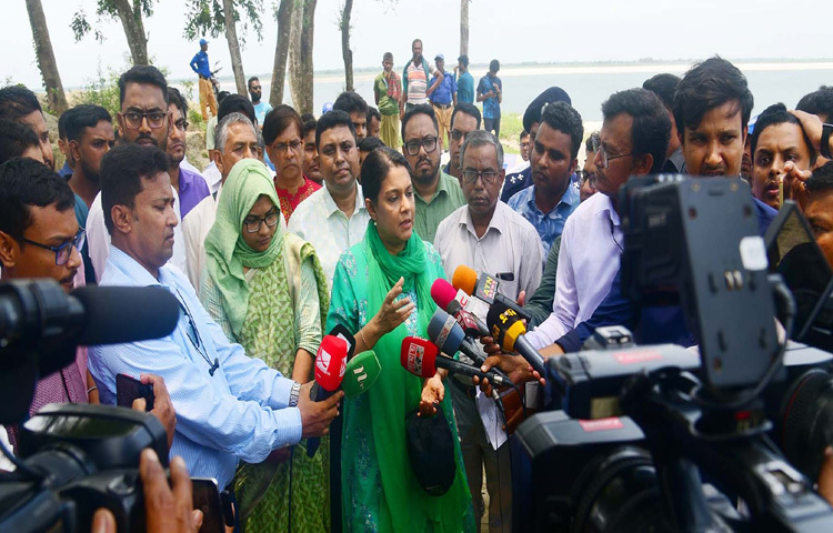 রাজশাহীর চারঘাটে বড়াল নদীর উৎস মুখ পরিদর্শন শেষে সাংবাদিকদের ব্রিফ করেন পানি সম্পদ এবং পরিবেশ, বন ও জলবায়ু পরিবর্তন উপদেষ্টা সৈয়দা রিজওয়ানা হাসান। ছবি: পিআইডি