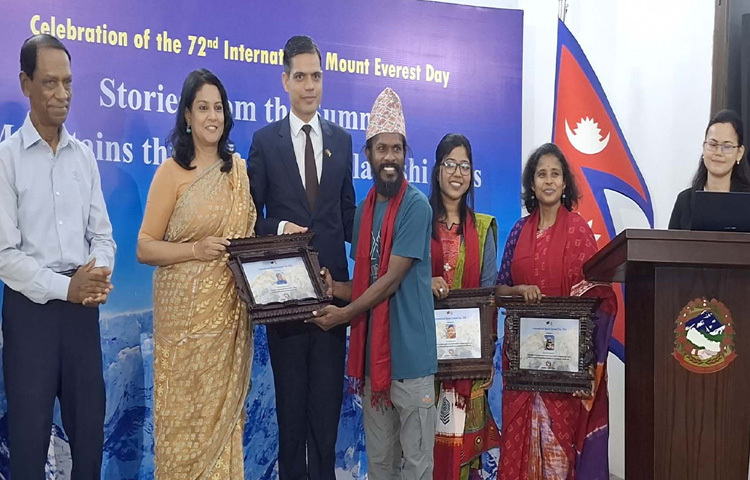 ঢাকায় গুলশানে নেপাল দূতাবাসে ৭২তম আন্তর্জাতিক মাউন্ট এভারেস্ট দিবস উদযাপন উপলক্ষ্যে আয়োজিত অনুষ্ঠানে সপ্তম বাংলাদেশি হিসেবে মাউন্ট এভারেস্ট জয়ী ইকরামুল হাসান শাকিলকে শুভেচ্ছা স্মারক প্রদান করেন পানি সম্পদ এবং পরিবেশ, বন ও জলবায়ু পরিবর্তন উপদেষ্টা সৈয়দা রিজওয়ানা হাসান। এসময় বাংলাদেশে নিযুক্ত নেপালের রাষ্ট্রদূত ঘনশ্যাম ভান্ডারী উপস্থিত ছিলেন। ছবি: পিআইডি