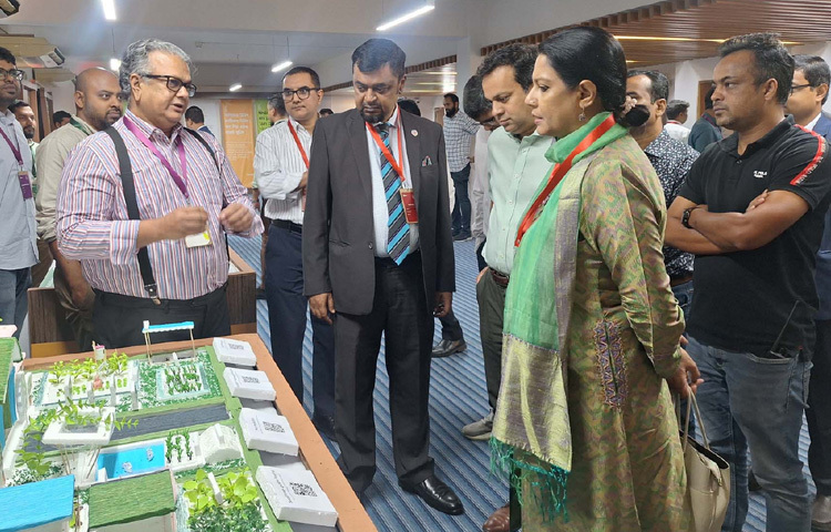 পরিবেশ, বন ও জলবায়ু পরিবর্তন এবং পানি সম্পদ উপদেষ্টা সৈয়দা রিজওয়ানা হাসান ঢাকায় সাভারের ব্র্যাক সিডিএমে অনুষ্ঠিত ফ্রুগাল ইনোভেশন ফোরাম-২০২৫ উপলক্ষ্য আয়োজিত প্রদর্শনীর বিভিন্ন স্টল পরিদর্শন করেন। ছবি: পিআইডি