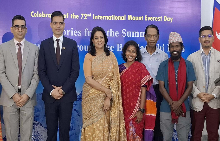 পানি সম্পদ এবং পরিবেশ, বন ও জলবায়ু পরিবর্তন উপদেষ্টা সৈয়দা রিজওয়ানা হাসানের সঙ্গে ফটোশেসনে অংশ নেন ঢাকায় গুলশানে নেপাল দূতাবাসে ৭২তম আন্তর্জাতিক মাউন্ট এভারেস্ট দিবস উদযাপন উপলক্ষ্যে আয়োজিত অনুষ্ঠানের অতিথিরা। ছবি: পিআইডি