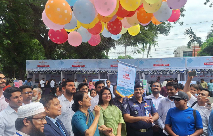 টাঙ্গাইল জেলা প্রশাসকের কার্যালয় প্রাঙ্গণে ভূমি মেলার উদ্বোধন করেন পরিবেশ, বন ও জলবায়ু পরিবর্তন এবং পানি সম্পদ উপদেষ্টা সৈয়দা রিজওয়ানা হাসান। ছবি: পিআইডি