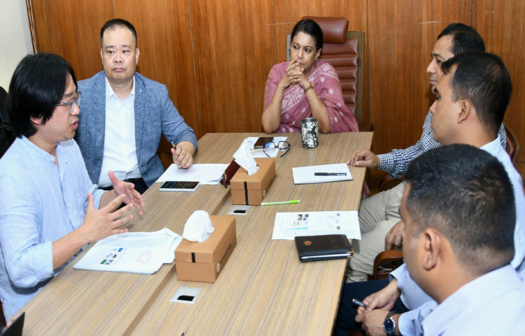 পরিবেশ, বন ও জলবায়ু পরিবর্তন উপদেষ্টা সৈয়দা রিজওয়ানা হাসানের সঙ্গে মন্ত্রণালয়ের সম্মেলনকক্ষে সাক্ষাৎ করেন স্যানিটারি ল্যান্ডফিলিং বিষয়ে দক্ষিণ কোরিয়ার প্রতিনিধিদল। ছবি: পিআইডি