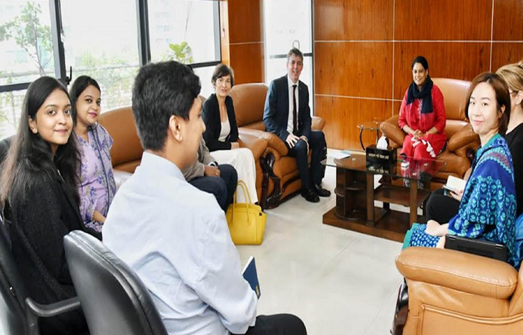 পানি সম্পদ এবং পরিবেশ, বন ও জলবায়ু পরিবর্তন উপদেষ্টা সৈয়দা রিজওয়ানা হাসানের সঙ্গে ঢাকায় গ্রিন রোডে পানি ভবনে তার অফিস কক্ষে সাক্ষাৎ করেন বাংলাদেশে নিযুক্ত সুইডেনের রাষ্ট্রদূত নিকোলাস উইকসের নেতৃত্বে প্রতিনিধিদল। ছবি: পিআইডি