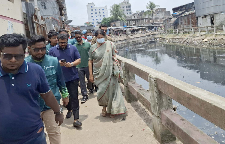 ঢাকায় আদাবর এলাকার রামচন্দ্রপুর খাল পরিচ্ছন্নকরণ কার্যক্রম পরিদর্শন করেন পানি সম্পদ এবং পরিবেশ, বন ও জলবায়ু পরিবর্তন উপদেষ্টা সৈয়দা রিজওয়ানা হাসান। এসময় ঢাকা উত্তর সিটি করপোরেশনের প্রশাসক মোহাম্মদ এজাজ উপস্থিত ছিলেন। ছবি: পিআইডি