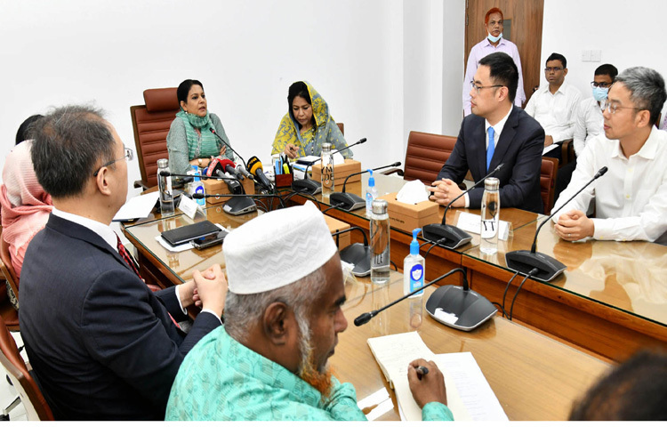 মন্ত্রণালয়ের সম্মেলনকক্ষে বায়ুদূষণ নিয়ন্ত্রণ বিষয়ে চীনের বিশেষজ্ঞ টিমের সাথে মতবিনিময় সভা শেষে সাংবাদিকদের ব্রিফ করেন পরিবেশ, বন ও জলবায়ু পরিবর্তন উপদেষ্টা সৈয়দা রিজওয়ানা হাসান। ছবি: পিআইডি