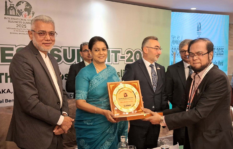 ঢাকায় গুলশানে একটি হোটেলে ইন্টারন্যাশনাল সোশ্যাল বিজনেস সামিট ২০২৫: এনজিও লিডারশিপ ফর দ্য থ্রি জিরোস ইন দ্য মুসলিম ওয়ার্ল্ড বিষয়ক সম্মেলনে পরিবেশ, বন ও জলবায়ু পরিবর্তন এবং পানি সম্পদ উপদেষ্টা সৈয়দা রিজওয়ানা হাসানকে সম্মাননা স্মারক প্রদান করা হয়। ছবি: পিআইডি