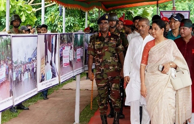 পরিবেশ, বন ও জলবায়ু পরিবর্তন উপদেষ্টা সৈয়দা রিজওয়ানা হাসান রংপুরে বেগম রোকেয়া বিশ্ববিদ্যালয়ে ‘জুলাই শহিদ দিবস’ এবং শহিদ আবু সাঈদের প্রথম শাহাদত বার্ষিকী উপলক্ষ্যে আলোকচিত্র প্রদর্শনী ঘুরে দেখেন। ছবি: পিআইডি