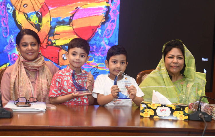 ঢাকায় আগারগাঁওয়ে পরিবেশ অধিদপ্তরের অডিটোরিয়ামে ‘বিশ্ব পরিবেশ দিবস’ উপলক্ষ্যে আয়োজিত অনুষ্ঠানে পরিবেশ বিষয়ক চিত্রাঙ্কন, বিতর্ক, রচনা, প্রকল্প প্রস্তাবনা ও মেলায় স্টল প্রতিযোগিতায় বিজয়ীদের মাঝে পুরস্কার বিতরণ করেন পরিবেশ, বন ও জলবায়ু পরিবর্তন এবং পানি সম্পদ উপদেষ্টা সৈয়দা রিজওয়ানা হাসান। ছবি: পিআইডি