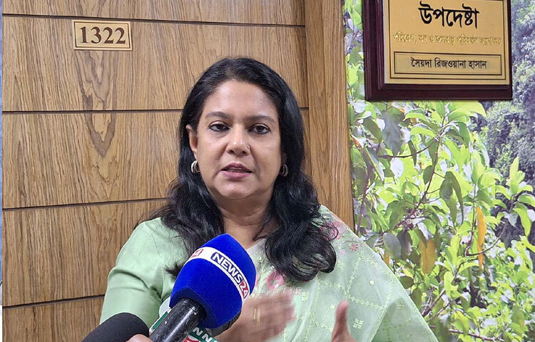 পরিবেশ, বন ও জলবায়ু পরিবর্তন এবং পানি সম্পদ উপদেষ্টা সৈয়দা রিজওয়ানা হাসান বাংলাদেশ সচিবালয়ে ‘একবার ব্যবহার্য প্লাস্টিক নিষিদ্ধ ঘোষণা’ বাস্তবায়ন বিষয়ে সাংবাদিকদের ব্রিফ করেন। ছবি: পিআইডি