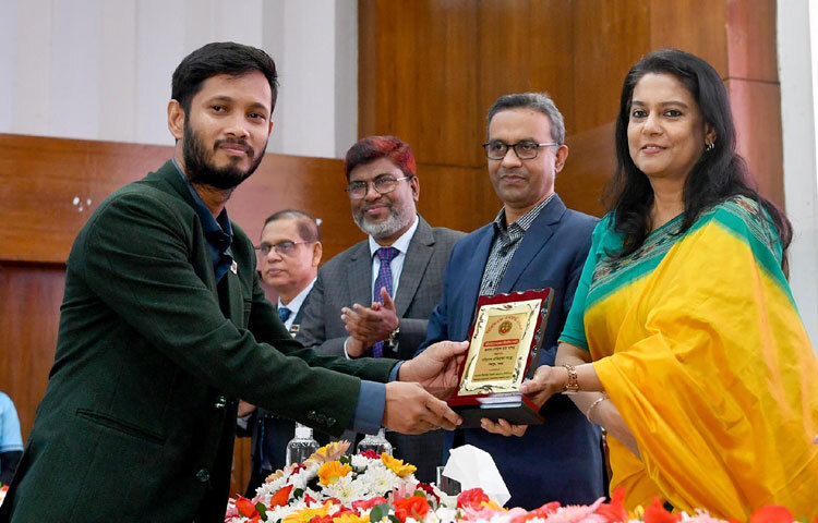 রাজধানীর আগারগাঁওয়ে বন ভবনে বন্যপ্রাণী, বন ও জীববৈচিত্র্য সংরক্ষণে নিয়োজিত স্বেচ্ছাসেবক এবং স্বেচ্ছাসেবী সংগঠনের প্রতিনিধিদের সঙ্গে মতবনিময় সভায় পরিবেশ ও জীববৈচিত্র্য সংরক্ষণে বিশেষ অবদানের জন্য বিভিন্ন ব্যক্তি ও প্রতিষ্ঠানকে পুরস্কার প্রদান করেন পরিবেশ, বন ও জলবায়ু পরিবর্তন এবং পানি সম্পদ উপদেষ্টা সৈয়দা রিজওয়ানা হাসান। ছবি: পিআইডি