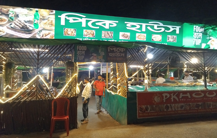 ঢাকার খুব কাছেই, পূর্বাচল উপশহরের সেক্টর ১, ১১, ১২ এবং ময়েজউদ্দিন চত্বরজুড়ে গড়ে উঠেছে প্রায় ২০০টিরও বেশি খাবারের দোকান ও রেস্তোরাঁ। বালু নদীর পাড় আর লেকের তীরজুড়ে ছড়িয়ে থাকা এই খাবারের হাটকে স্থানীয়রা আদর করে ডাকেন ‘রসনার হাট’ নামে।