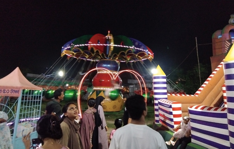 জায়গাটা যেন শুধুই খাওয়ার নয়, একটা পূর্ণাঙ্গ অভিজ্ঞতা। পরিবার নিয়ে কেউ আসছেন, কেউবা প্রিয়জনের সঙ্গে।