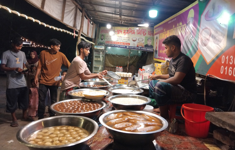 এই ফুড জোনে হাঁসের মাংস যেন এক ধরনের প্রতীক। প্রায় প্রতিটি দোকানেই রসনায় আছে ঝাল ঝাল পাতিহাঁস ভুনা, যেটি ৩০০ টাকা প্লেটে পরিবেশিত হয় সঙ্গে থাকে লেগ পিসসহ ৫ টুকরো মাংস আর আনলিমিটেড ঝোল, চাপটি, রুমালি বা আটার রুটি মাত্র ২০ টাকা, আর ডিমচাপটি ৪০ টাকায়।