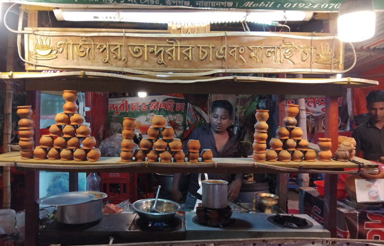 এখানে বসে খাওয়ার পরিবেশটাও যেন আরাম ও আবেগে মোড়া। একদিকে লেকের বাতাস, অন্যদিকে নদীর ঢেউয়ের শব্দ, আর চোখের সামনে উন্মুক্ত আকাশের নিচে কাঠ-বাঁশের খোলা ঘরে রঙিন বাতির ঝলকানি।