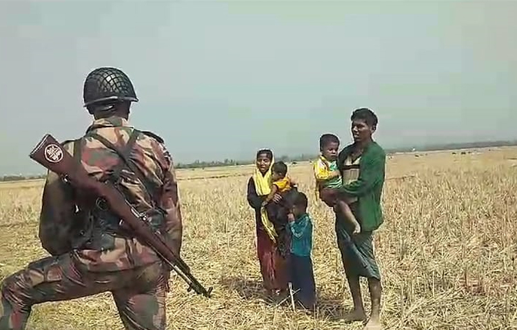 বান্দরবানের তুমব্রু সীমান্তে ব্যাপক গোলাগুলির পর এবার কক্সবাজারের উখিয়ার পালংখালী এবং টেকনাফে হোয়াইক্যং উলুবনিয়া সীমান্তে ব্যাপক গোলাগুলি শুরু হয়েছে। এ সময় বাংলাদেশে অনুপ্রবেশের সময় উলুবনিয়া সীমান্ত থেকে এক রোহিঙ্গা পরিবারকে আটক করেছে বিজিবি। ছবি: সংগৃহীত