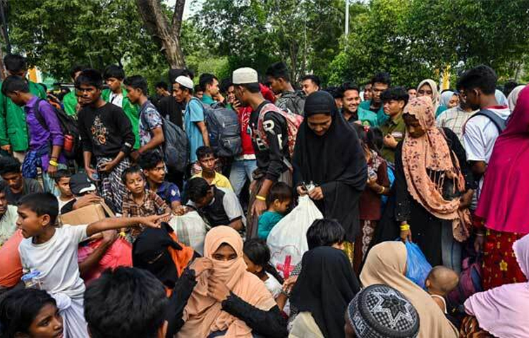 আজ ইন্দোনেশিয়ার পশ্চিম উপকূল থেকে অন্তত ৬৯ রোহিঙ্গাকে উদ্ধার করা হয়েছে। এর আগে তাদের বহনকারী নৌকাটি ডুবে যায়। ছবি: এএফপি