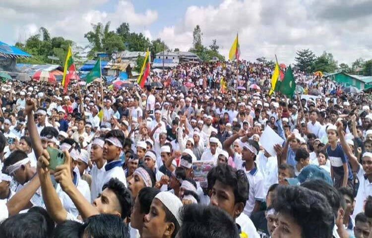 আশ্রিত জীবনে ঝুপড়ি ঘরে ৮ বছর পার করার পরও নিজ দেশে ফিরতে না পেরে কক্সবাজারের উখিয়ায় সমাবেশ করেছেন রোহিঙ্গারা। ছবি: জাহাঙ্গীর আলম