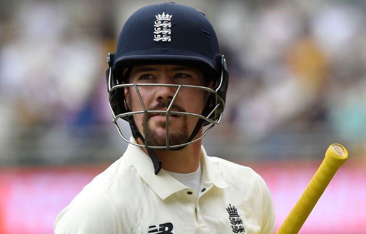 ২০১১ সালে ক্যামব্রিজ এমসিসিইউ’র বিরুদ্ধে প্রথম-ক্লাস ক্রিকেটে অভিষেক ঘটে। এরপর নিয়মিত সারে দলে জায়গা তৈরি করতে থাকেন এবং ২০১৪ সালে প্রথমবার ১,০০০ রান সংগ্রহ করেন। ২০১৮ সালে তিনি সারে দলের অধিনায়ক নিযুক্ত হন এবং প্রথম বছরের মধ্যে দলের জন্য আসেন কাউন্টি চ্যাম্পিয়নশিপ টাইটেল। এরপর ২০২২, ২০২৩ ও ২০২৪ সালেও তিনি সারে’কে শিরোপা এনে দেন।