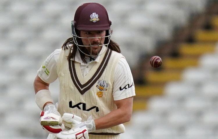 বার্নসের ব্যাটিং স্টাইল নিয়ে সমালোচনা কম হয়নি। মাথা দোলানোর অদ্ভুত অভ্যাস থেকে শুরু করে তার অস্বাভাবিক স্ট্যান্স সবসময় আলোচনার কেন্দ্রবিন্দুতে ছিল। কিন্তু এর পেছনে আছে যৌক্তিক কারণ, তিনি মূলত বাম চোখের ওপর নির্ভর করে খেলা চালান। এজন্য বলের ওপর ফোকাস বজায় রাখতে এই অনন্য পদ্ধতি তৈরি করেছেন। তার এই ব্যাটিং স্টাইল একসময় রসিকতার খোরাক হলেও পরবর্তীতে এটি হয়ে ওঠে তার সাফল্যের অন্যতম চাবিকাঠি।