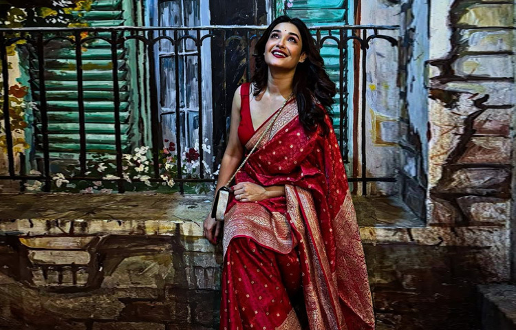 কখনো সাধারণ শাড়ি, কখনো ঝলমলে গ্ল্যাম লুক, আবার কখনো একদম ক্যাজুয়াল আয়োজনে ধরা দেন তিনি।