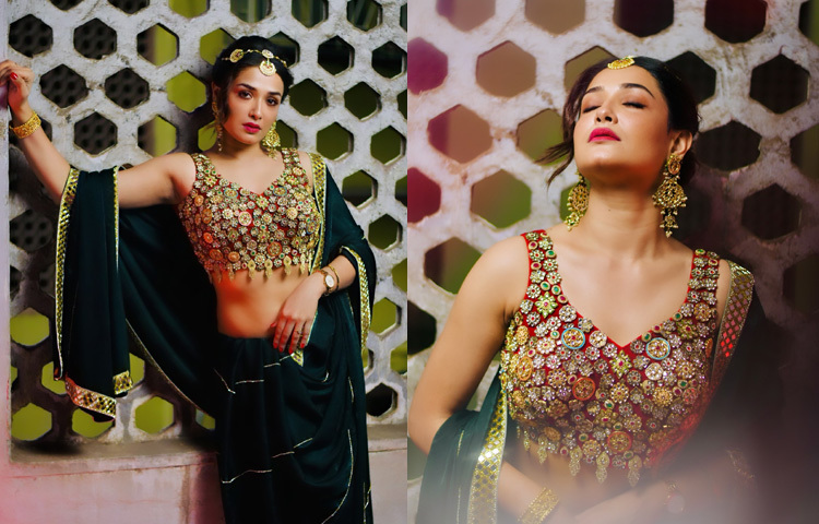 ইনস্টাগ্রামে চোখ রাখলেই নানান লুকে, ভিন্ন ভিন্ন সাজে প্রতিবারই এক নতুন রোশনীর দেখা মেলে।