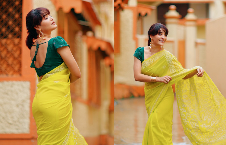 বাঙালি নারীত্বের ঐতিহ্য আর আধুনিকতার এক চমৎকার মিশেল যেন ফুটে ওঠে তার প্রতিটি ছবিতে।