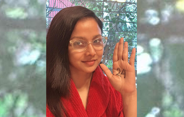 তিশার পর একে একে যোগ দেন আরও অনেকে। অভিনেত্রী রুনা খান প্রকাশ করেন ‘২৪’। রুনা খান তার হাতের তালুতে লিখেছেন ‌‌‘২৪’। তিনি সোশ্যাল মিডিয়ায় হয়রানি নিয়ে বলেন, ‘তারকা তো বটেই, সাধারণ নারীও প্রতিদিন সোশ্যাল মিডিয়ায় অগণিত হয়রানির শিকার হন। গত দশ বছরে সোশ্যাল মিডিয়া মানুষের হাতে যত দ্রুত পৌঁছেছে, তার ব্যবহারবিধি শেখেনি অনেকেই।’